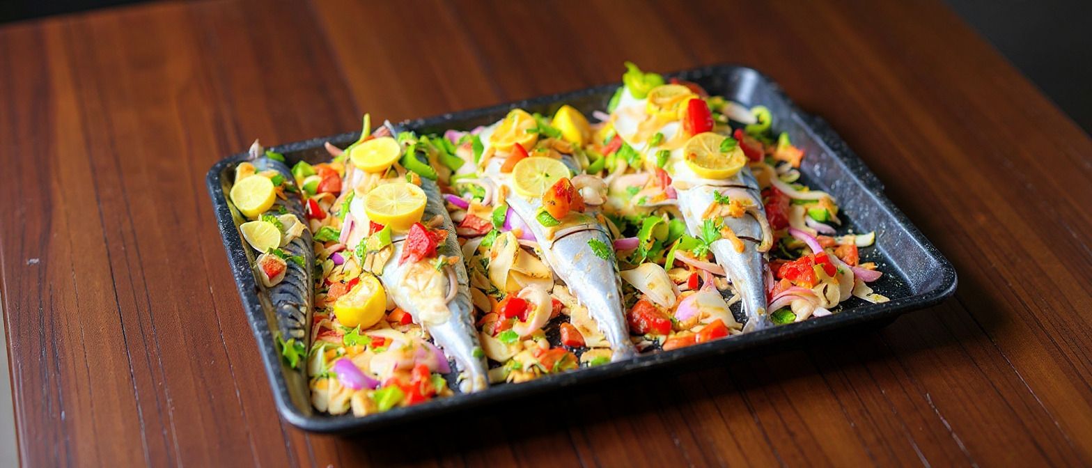 صينية سمك المكاريل  بالبصل والفلف والطماطم فى الفرن