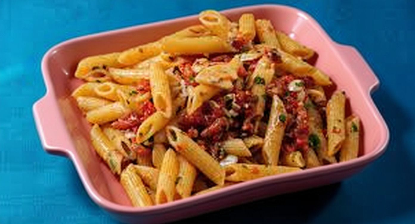 مكرونة أرابياتا بالبصل بدل الثوم.