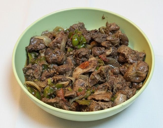 كبد وقوانص الدجاج بالبصل والفلفل 